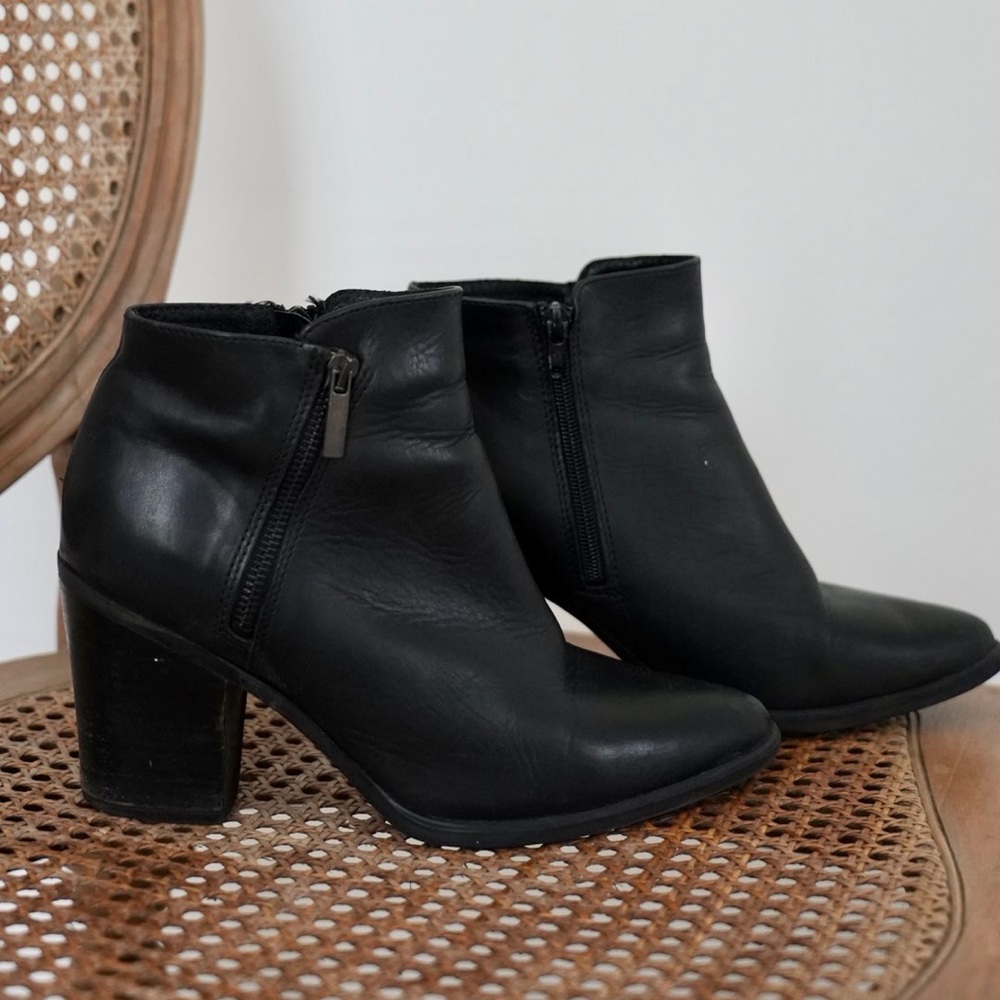 STEVE MADDEN BOOTS 9